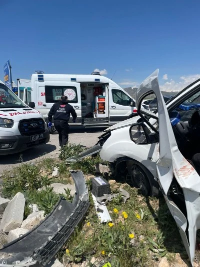 Siirt'in komşu ilinde feci kaza! Pikap ile hafif ticari aracın &ccedil;arpıştığı kazada 4 kişi &ouml;ld&uuml;, 2 kişi yaralandı
