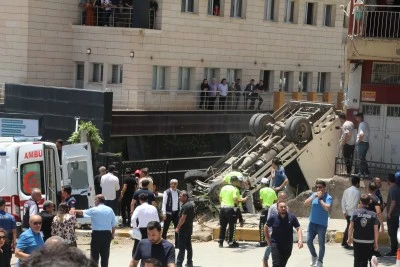 Siirt'in komşu ilinde freni boşalan kamyonetin karıştığı kazada 4 kişi yaralandı