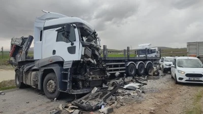 Siirt'in komşu ilinde iki tırın &ccedil;arpıştığı kazada bir s&uuml;r&uuml;c&uuml; ağır yaralandı