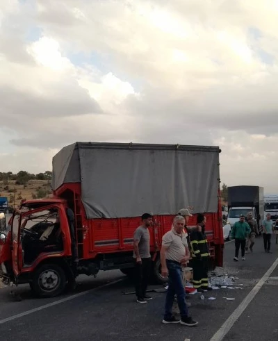Siirt'in komşu ilinde kamyon ile kamyonetin çarpıştığı kazada 14 kişi yaralandı