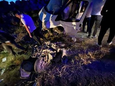 Siirt'in komşu ilinde kamyonetle &ccedil;arpışan motosikletin s&uuml;r&uuml;c&uuml;s&uuml; &ouml;ld&uuml;, 4 kişi yaralandı