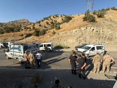 Siirt'in komşu ilinde kontrol noktasından ka&ccedil;arken kaza yapan kamyonetin kasasında 23 d&uuml;zensiz g&ouml;&ccedil;men yakalandı