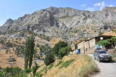 Siirt'in komşu ilinde k&ouml;y&uuml;n kaderini AFAD'ın heyelan riski raporu belirleyecek