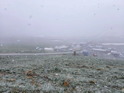 Siirt'in komşu ilinde Mayıs ayında kar s&uuml;prizi