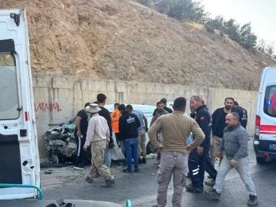 Siirt'in komşu ilinde minibüs ile hafif ticari aracın çarpıştığı kazada 11 kişi yaralandı