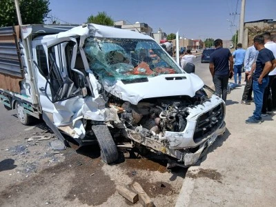 Siirt'in komşu ilinde minib&uuml;s ile kamyonetin &ccedil;arpıştığı kazada 4 kişi yaralandı
