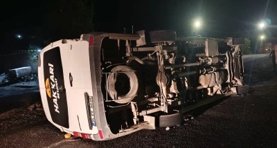 Siirt'in komşu ilinde minib&uuml;sle kamyonun &ccedil;arpıştığı kazada 13 kişi yaralandı