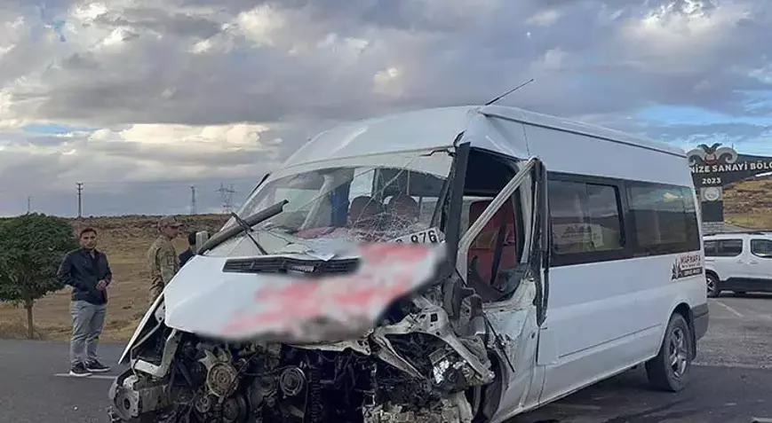 Siirt'in komşu ilinde öğrenci servisi ile tırın çarpışması sonucu 14 kişi yaralandı