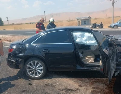 Siirt'in komşu ilinde otomobil ile hafif ticari aracın &ccedil;arpıştığı kazada 6 kişi yaralandı
