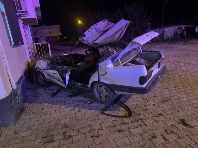 Siirt'in komşu ilinde otomobil ile trakt&ouml;r&uuml;n &ccedil;arpıştığı kazada 1'i &ccedil;ocuk 4 kişi yaralandı