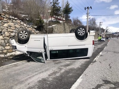 Siirt'in komşu ilinde otomobil ve kamyonetin &ccedil;arpıştığı kazada 6 kişi yaralandı