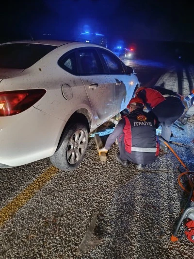 Siirt'in komşu ilinde otomobilin &ccedil;arptığı s&uuml;r&uuml;deki 40 koyun telef oldu, 2 kişi yaralandı