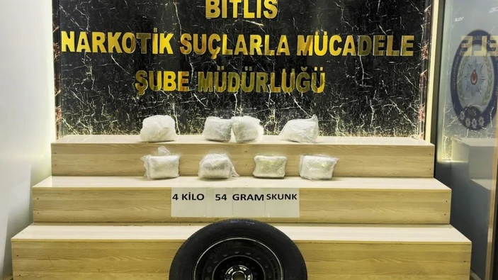Siirt'in komşu ilinde otomobilin lastiğinde 4 kilo 54 gram uyuşturucu ele geçirildi