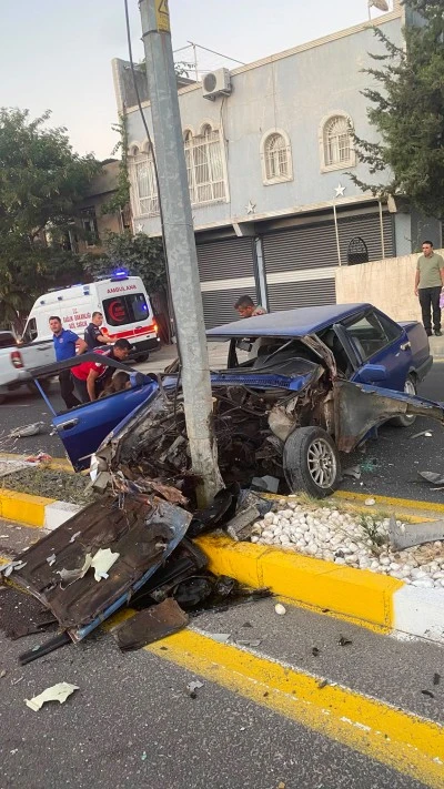 Siirt'in komşu ilinde ref&uuml;j ve elektrik direğine &ccedil;arpan otomobilin s&uuml;r&uuml;c&uuml;s&uuml; ağır yaralandı