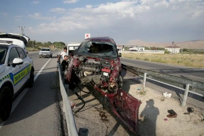 Siirt'in komşu ilinde ref&uuml;jdeki bariyere &ccedil;arpan otomobildeki 4 kişi yaralandı