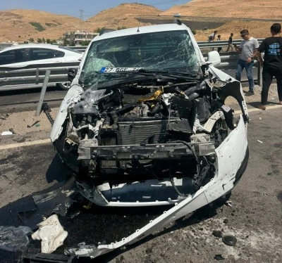 Siirt'in komşu ilinde ref&uuml;je &ccedil;arpan kamyonetteki 5 kişi yaralandı