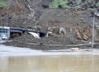 Siirt'in komşu ilinde sağanak heyelana yol a&ccedil;tı