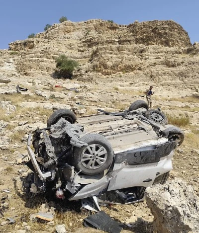 Siirt'in komşu ilinde şarampole devrilen hafif ticari ara&ccedil;taki 2 kişi ağır yaralandı