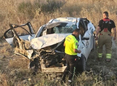 Siirt'in komşu ilinde şarampole devrilen otomobildeki 1 kişi &ouml;ld&uuml;, 2 kişi yaralandı