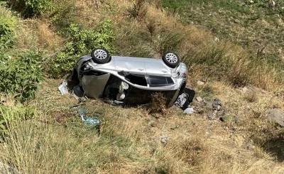 Siirt'in komşu ilinde şarampole devrilen otomobildeki 2 kişi yaralandı