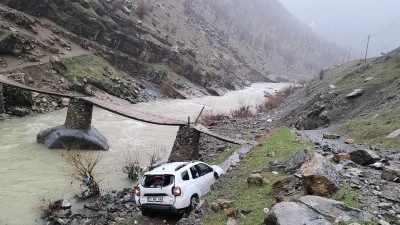 Siirt'in komşu ilinde şarampole devrilen otomobildeki 2 kişi yaralandı