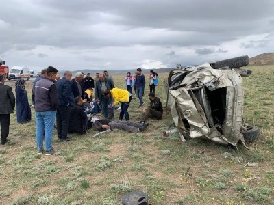 Siirt'in komşu ilinde şarampole devrilen otomobildeki 5 kişi yaralandı