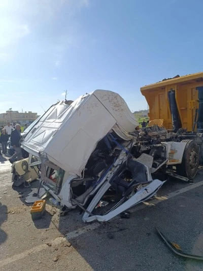 Siirt'in komşu ilinde tır ile kamyonun &ccedil;arpıştığı kazada 1 kişi &ouml;ld&uuml;