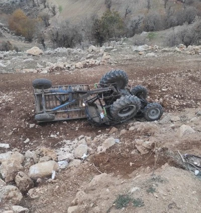 Siirt'in komşu ilinde trakt&ouml;r&uuml;n devrildiği kazada 12 kişi yaralandı