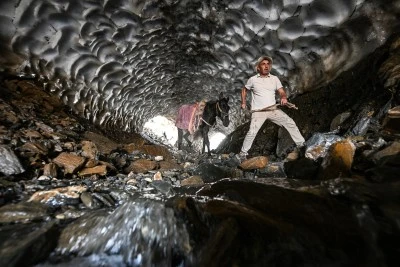 Siirt'in komşu ilinde yaylacılar kar t&uuml;nellerinden ge&ccedil;erek yaylalarına ulaşıyor