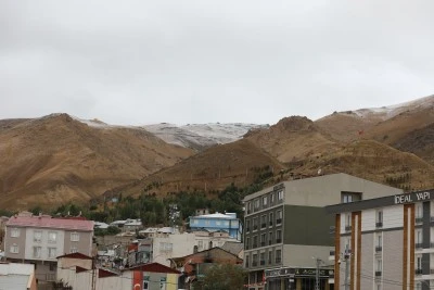 Siirt'in komşu ilinin yüksek kesimlerine kar yağdı