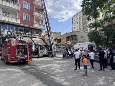 Siirt Kurtalan'da apartman dairesinde &ccedil;ıkan yangında 3 kişi dumandan etkilendi