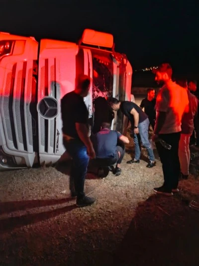 Siirt Kurtalan'da Devrilen Tırda Bulunan 3 Kişi Yaralandı