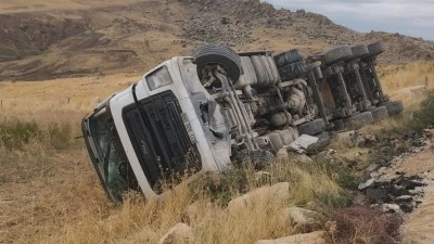 Siirt Kurtalan&rsquo;da devrilen tırın s&uuml;r&uuml;c&uuml;s&uuml; yaralandı