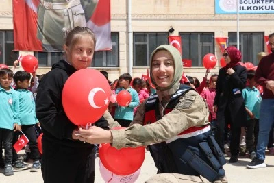 Siirt Kurtalan'da jandarma, k&ouml;y &ccedil;ocuklarının bayramını etkinliklerle kutladı