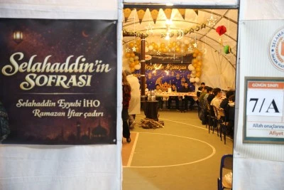 Siirt Kurtalan'da Okul bah&ccedil;esindeki "Selahaddin'in Sofrası" &ouml;ğrencileri iftarda buluşturuyor