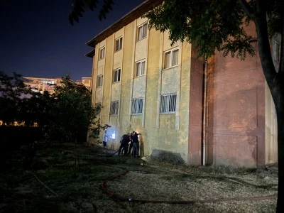 Siirt Kurtalan’da Polis Lojmanında Yangın: 13 Kişi Dumandan Etkilendi