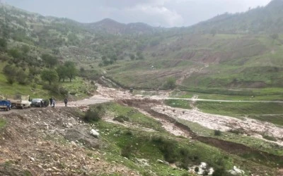 Siirt Kurtalan&rsquo;da Yağış Nedeniyle Yol Ulaşıma Kapandı: Ara&ccedil;lar Mahsur Kaldı