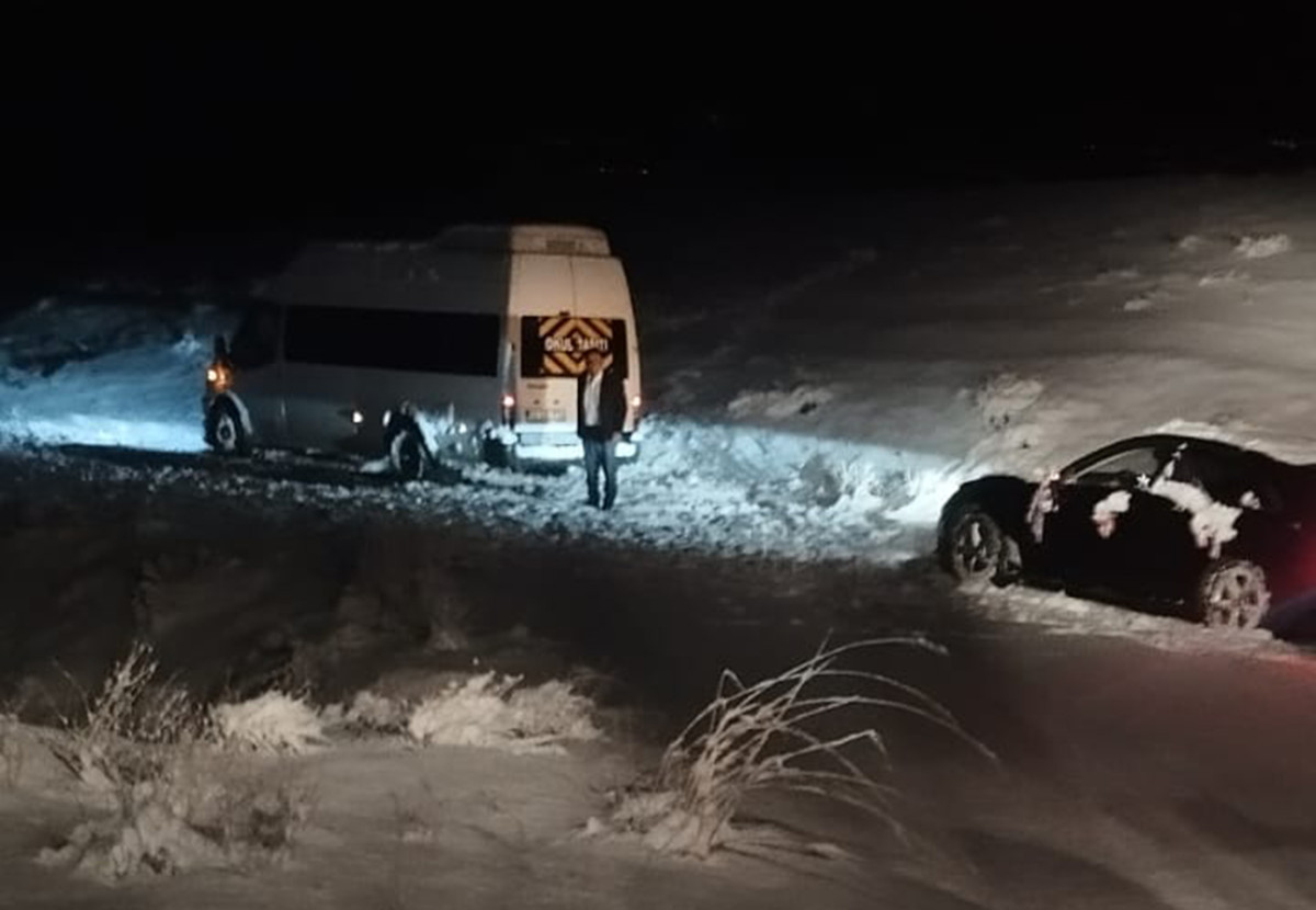 Siirt Kurtalan’da Karda Mahsur Kalan Düğün Konvoyu Kurtarıldı