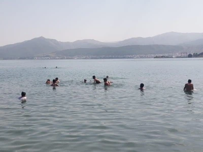 Siirt'li &Ccedil;ocuklar Tatvan'da Unutulmaz Bir Yaz G&uuml;n&uuml; Ge&ccedil;irdi