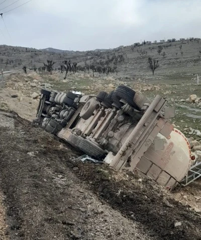 Siirt-Şırnak yolunda devrilen tankerin s&uuml;r&uuml;c&uuml;s&uuml; yaralandı
