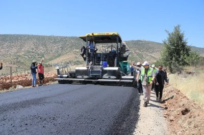 Siirt'te 12 Köyü Birbirine Bağlayan Grup Yolu Sıcak Asfaltla Buluşuyor