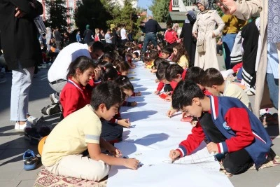 Siirt'te 1500 öğrencinin katılımıyla &quot;Aile&quot; temalı resim şenliği düzenlendi