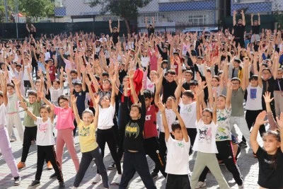 Siirt'te 1600 öğrenci aynı anda spor yaptı