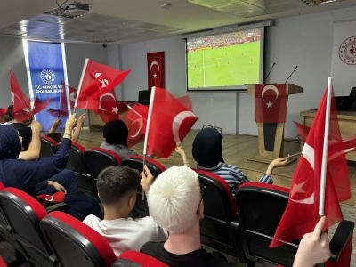 Siirt'te A Milli Futbol Takımı'nın ma&ccedil;ı dev ekrandan izlendi