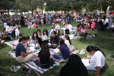 Siirt'te ailelerin çocuklarıyla kitap okuması için parklarda etkinlikler düzenleniyor