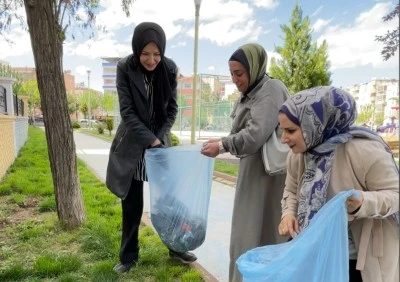 Siirt'te AK Parti Kadın Kolları üyelerinden çevre temizliği
