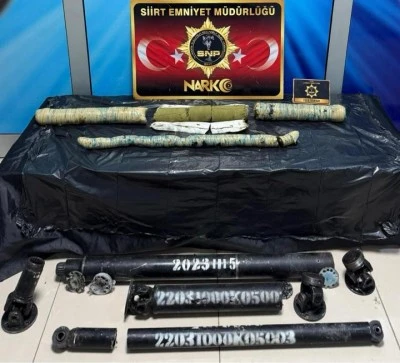 Siirt'te aracın aks ve şaftında 5 kilo 300 gram uyuşturucu ele ge&ccedil;irildi