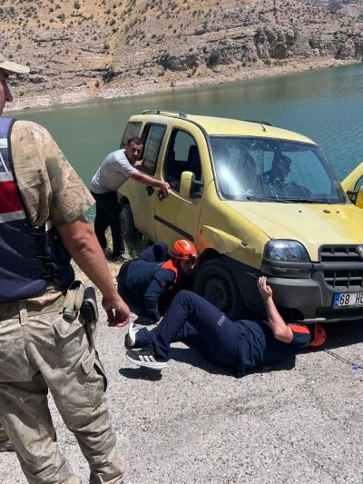 Siirt'te askıda kalan ve Botan &Ccedil;ayı'na d&uuml;şme riski bulunan hafif ticari ara&ccedil; kurtarıldı