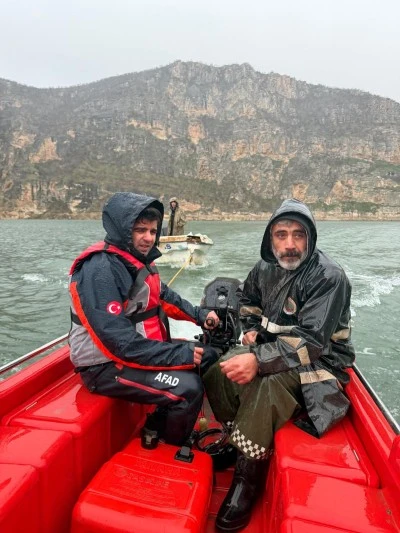 Siirt'te baraj g&ouml;l&uuml;nde botu arızalanan kişi kurtarıldı