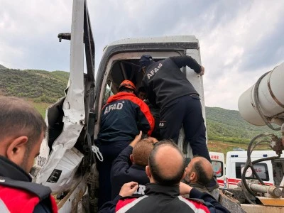 Siirt'te bariyere &ccedil;arpan beton mikseri s&uuml;r&uuml;c&uuml;s&uuml; ağır yaralandı